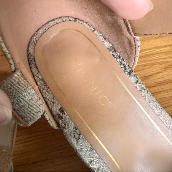 Vionic Chardonnay Heeled Sandal in "Oatmeal Leather Snake Print" Size 7.5 - Picture 11 of 16